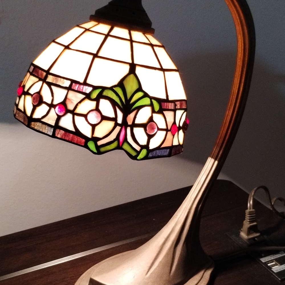 Vintage art nouveu Tiffany style table lamp brass finish. Inline switch cord.